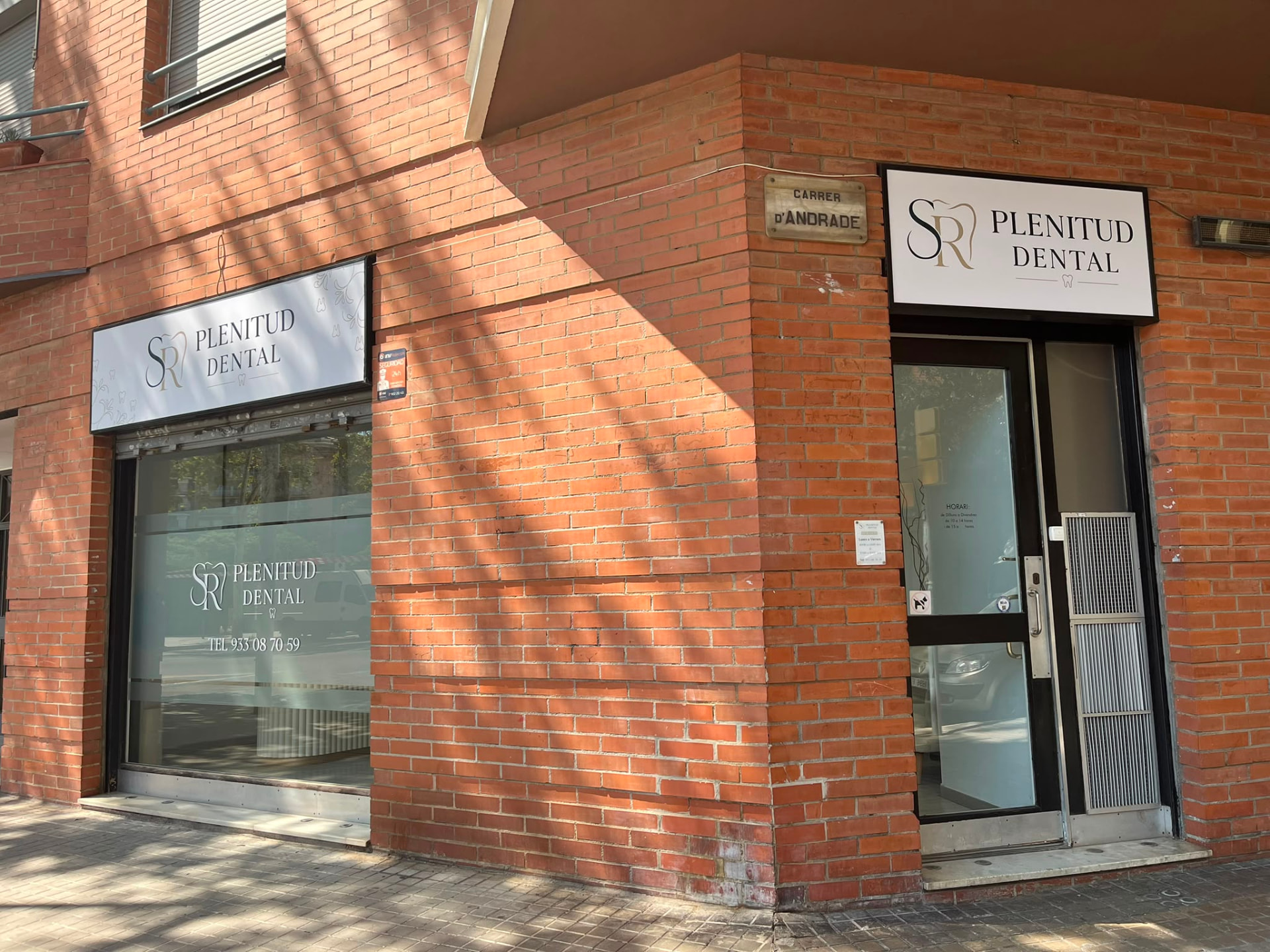Fachada de la clínica Plenitud Dental en Sant Martí